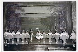 PATRONAGE ORAN DES SOEURS TRINITAIRES DE SAINT LOUIS 19XX SCENE LES ARLEQUINS 002